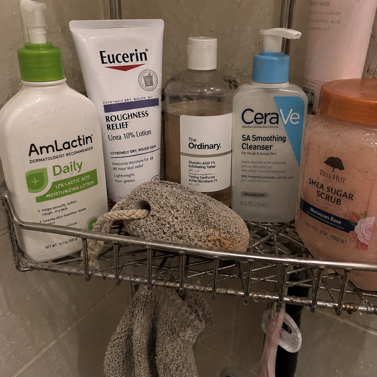 Balda de la ducha con varios productos genéricos